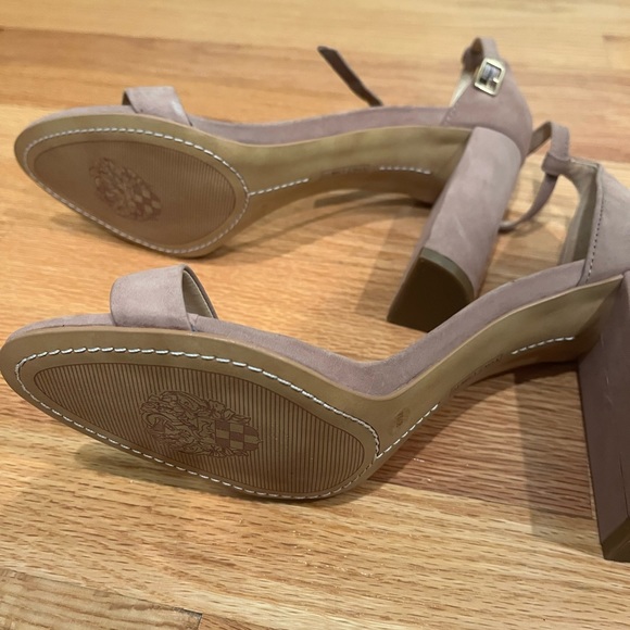 NWOT Vince Camuto Suede Heels - Picture 3 of 3